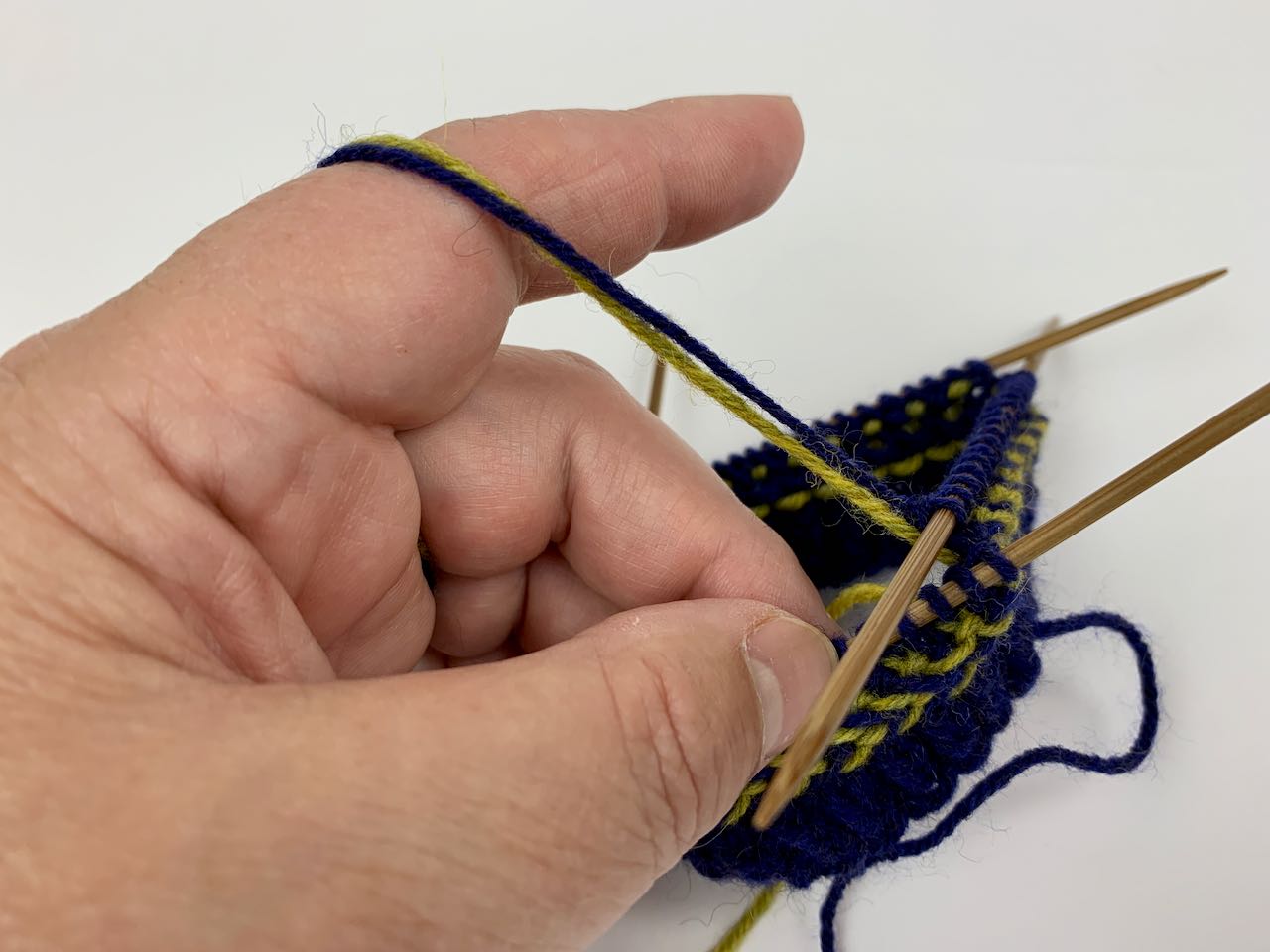 Jacquardmuster stricken - Ausgangspunkt ist, beide Fäden so über deine Finger zu führen, als wenn du nur einen Faden verwendest.