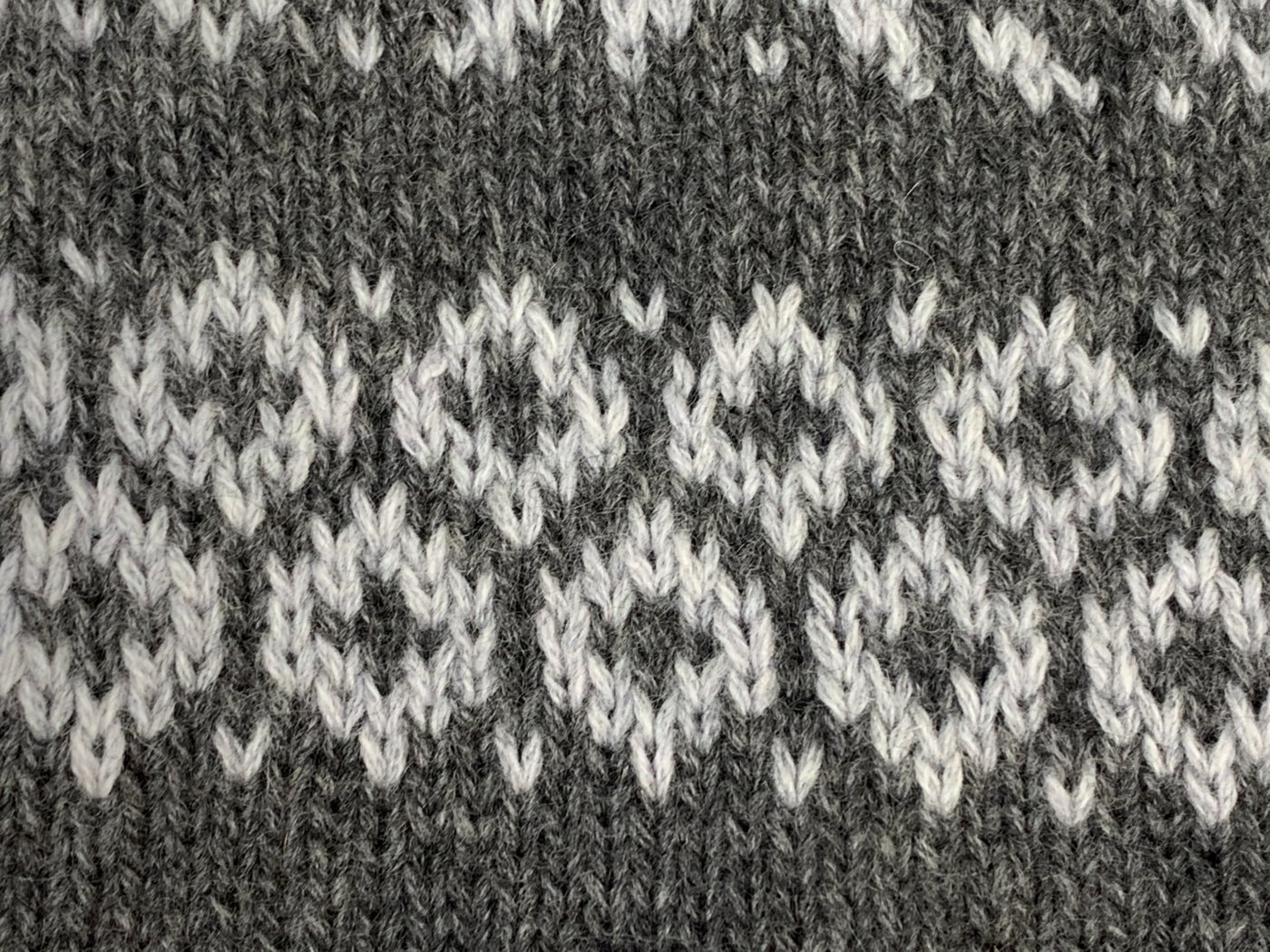 Das Muster des Cowls mit Jacquardmuster