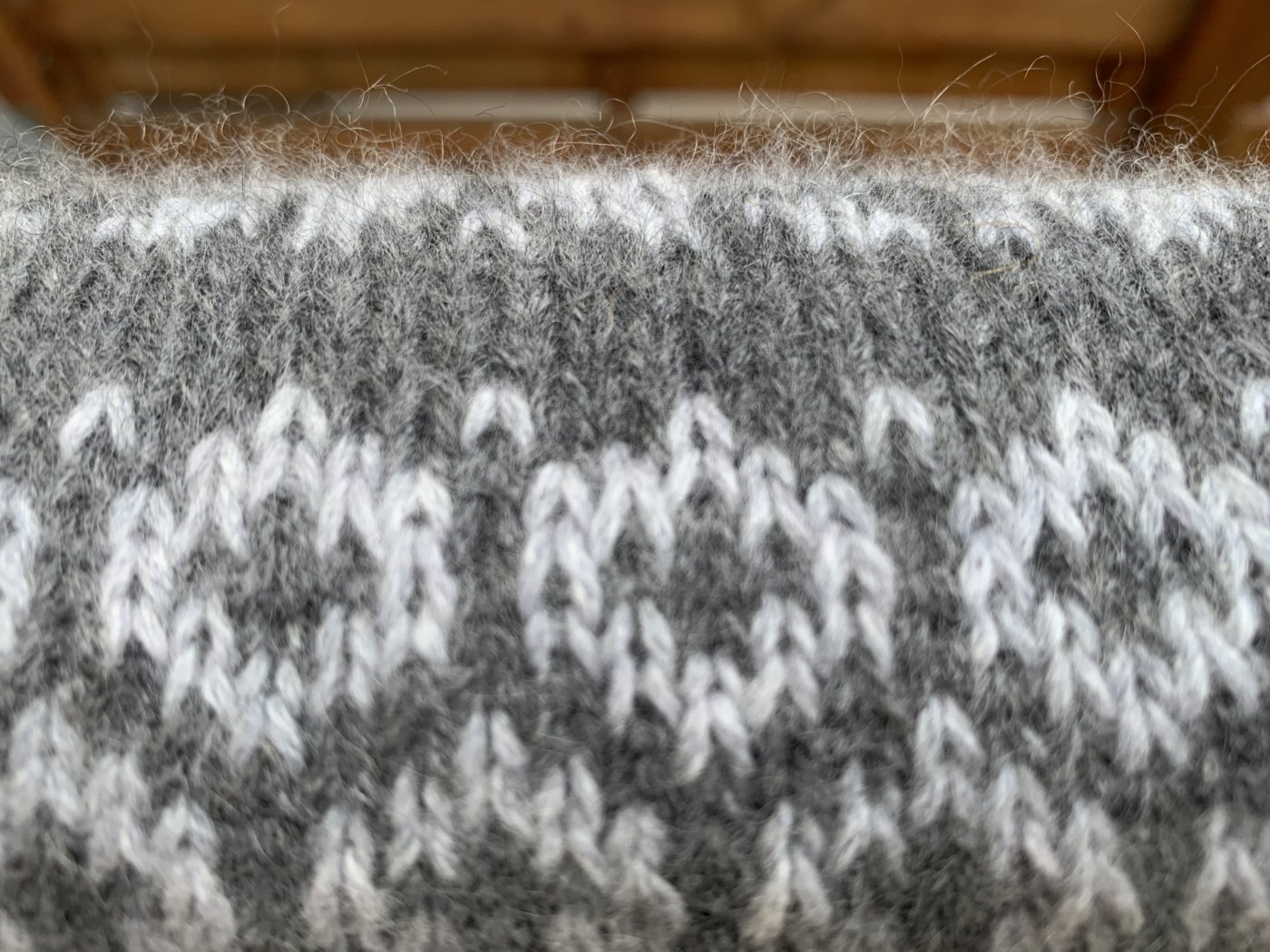 Bio Cashmere 6/28 Ein weicher Flaum ist nach einem Entspannungsbad auf meinem Cowl sichtbar.