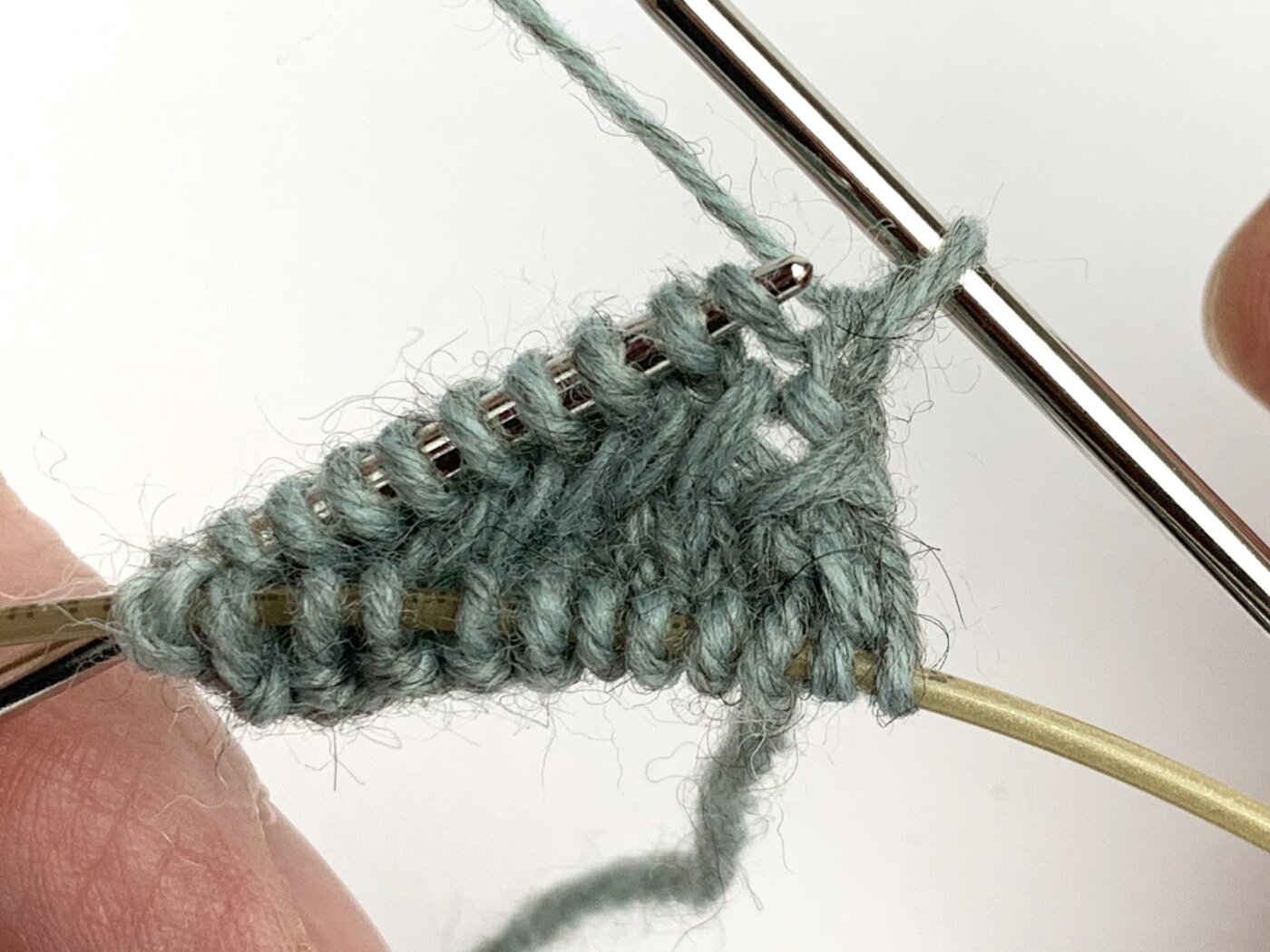 Toe Up Socken stricken - Der Querfaden befindet sich auf der linken Nadelspitze.