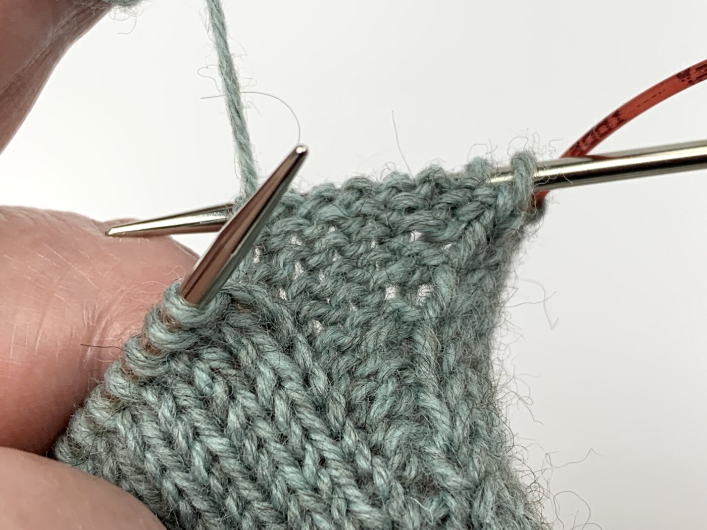 Die Spickelmaschen – bis auf die Zunahmen bei Toe Up Socken stricken für Babys und Kinder – werden links gestrickt. Es entstehen hier an beiden Seiten kleine Keile.