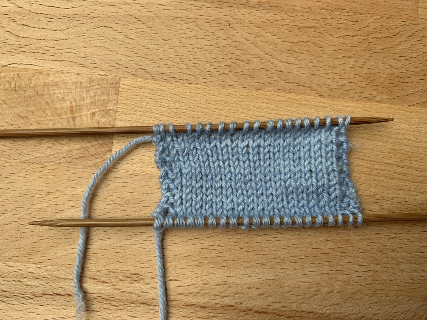 Der provisorische Maschenanschlag mit der Häkelnadel - Maschen werden in zwei Richtungen gestrickt.