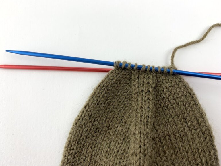 PillaSocks Bandspitze Die 10 Maschen werden auf je zwei Nadeln verteilt.