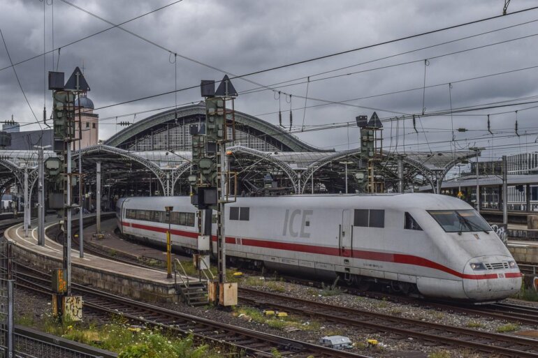 Stricken unterwegs auf Reisen im Zug