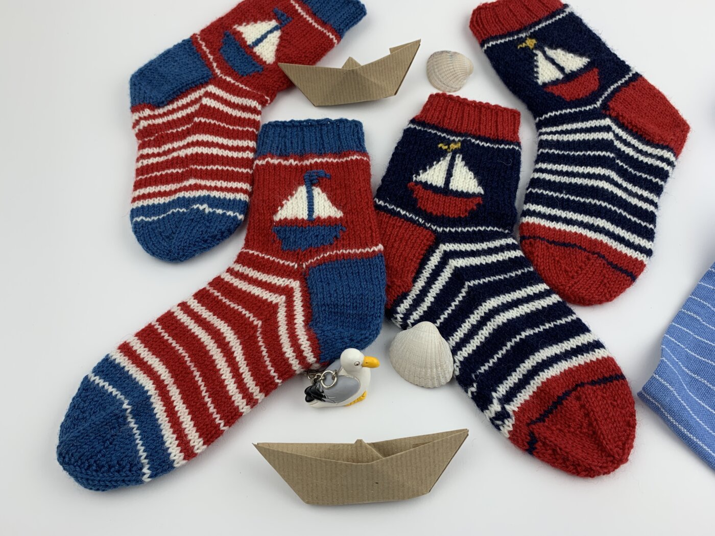 Kindersocken mit Schiff stricken - die Matrose FietjeSocks in unterschiedlicher maritimer Farbkombination