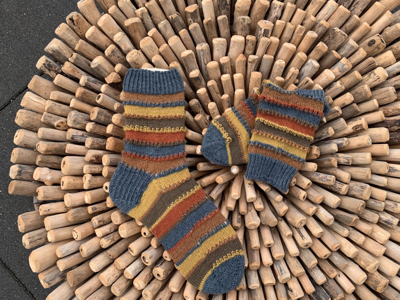 Gemeinschaftlich Socken stricken TildaSocks mit verschiedenen Restefarben