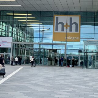 h + h cologne 2023 - Eingang zur Messe