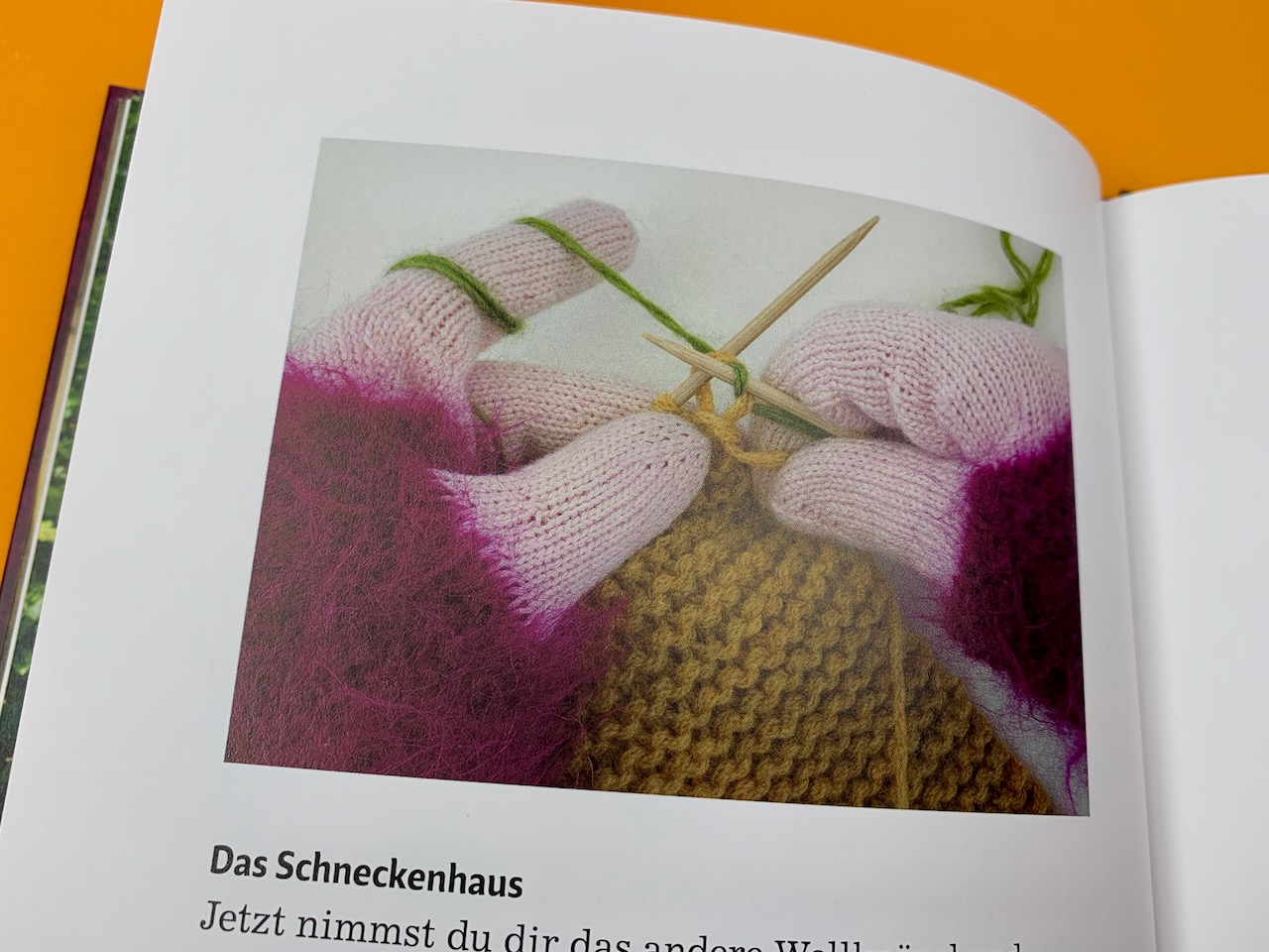 Das Strickmonster zeigt anschaulich, wie die Maschen gestrickt werden.