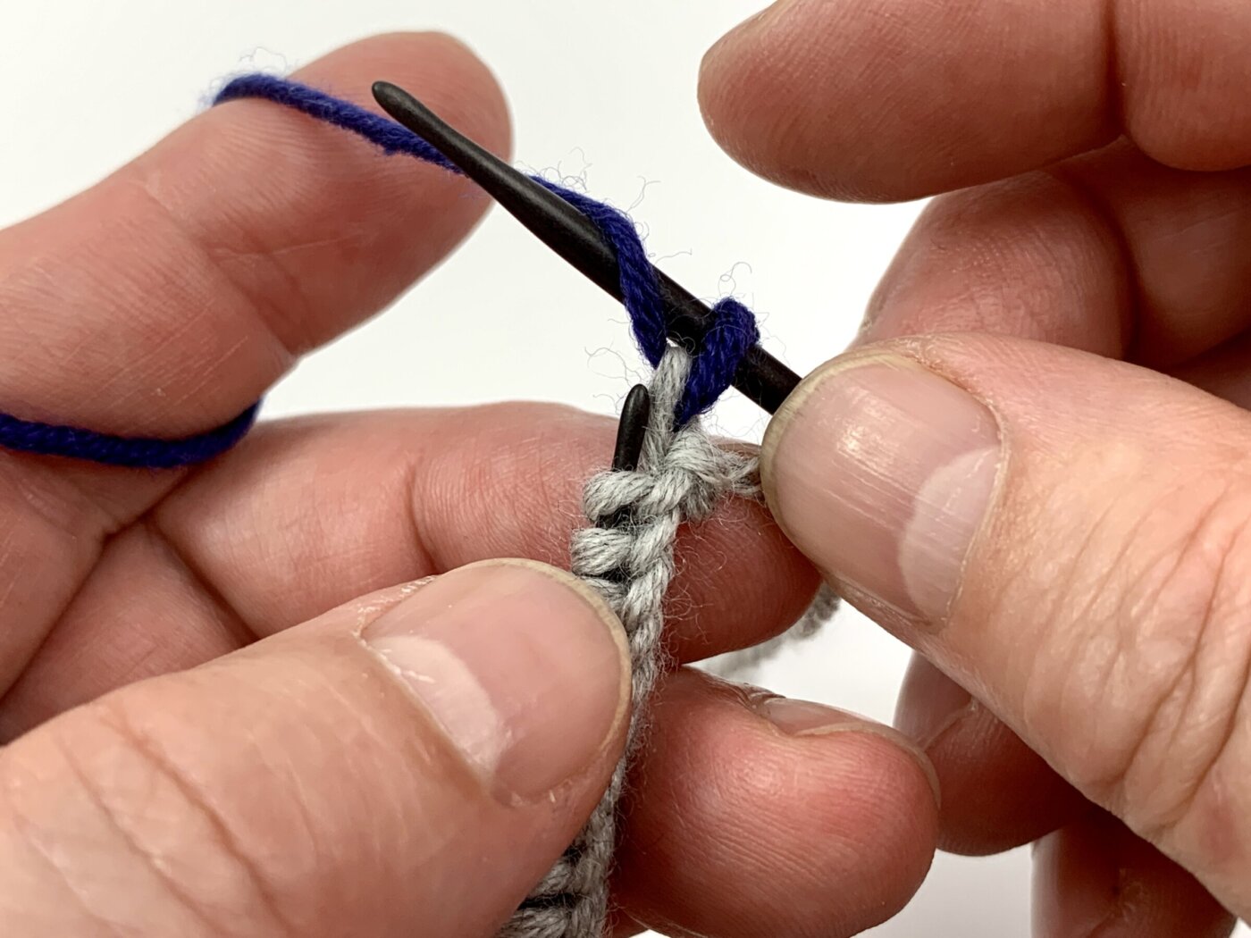 Halbfingerhandschuhe stricken - Nach dem prov. Maschenanschlag wird abwechselnd ein reM, ein U gearbeitet