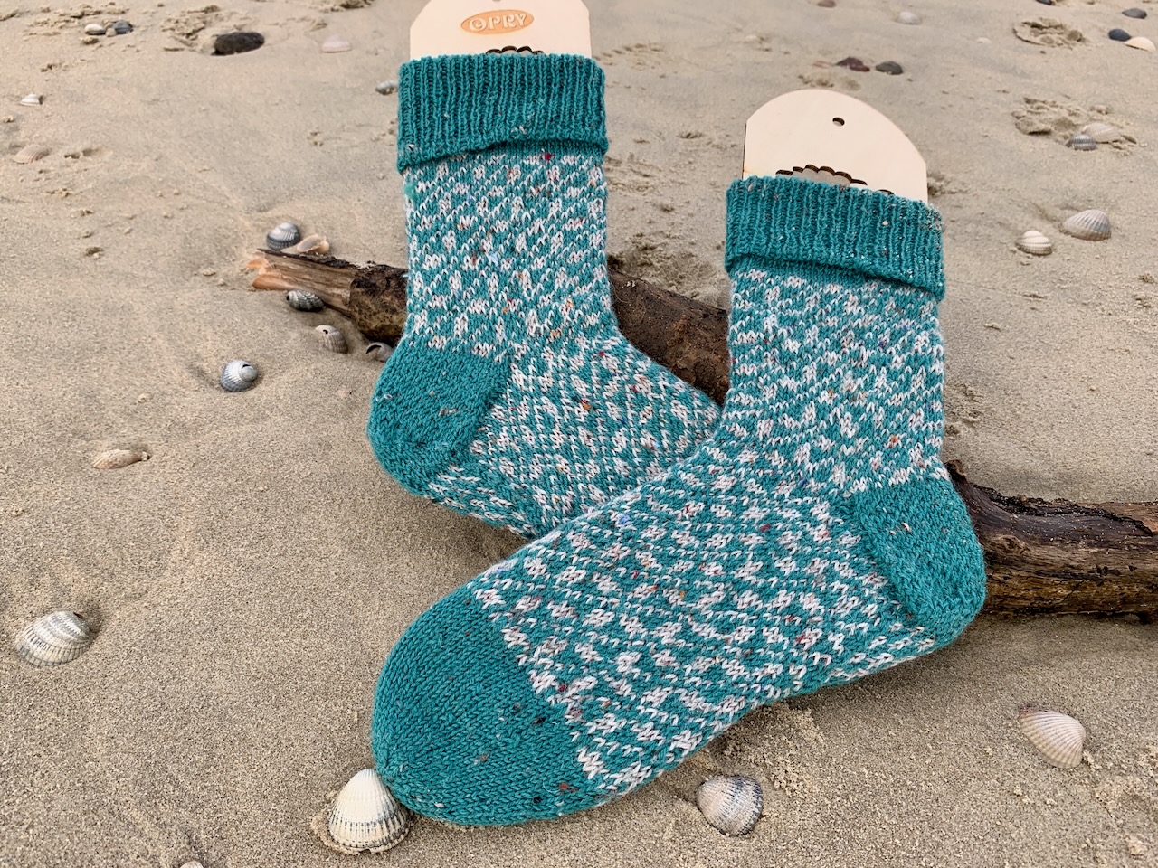 Die WenckeSocks, gestrickt aus Regia Tweed in Zeder und Hellgrau für die Strickgemeinschaft zum Zwecke des SockenstrickenKALs