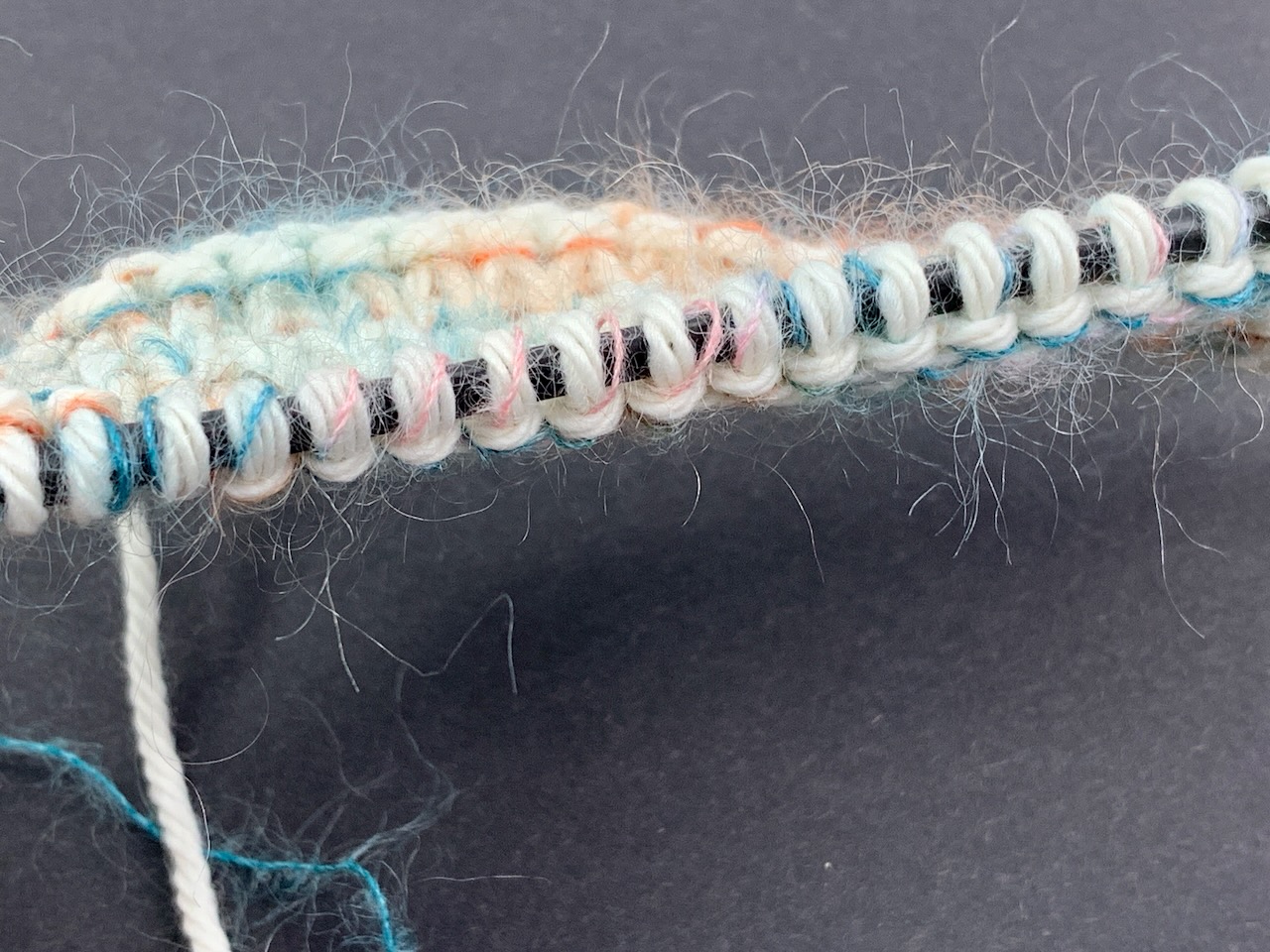 Stricken mit doppeltem Faden, hier ist ein Garn ein feines Lacegarn aus Mohair mit Seide