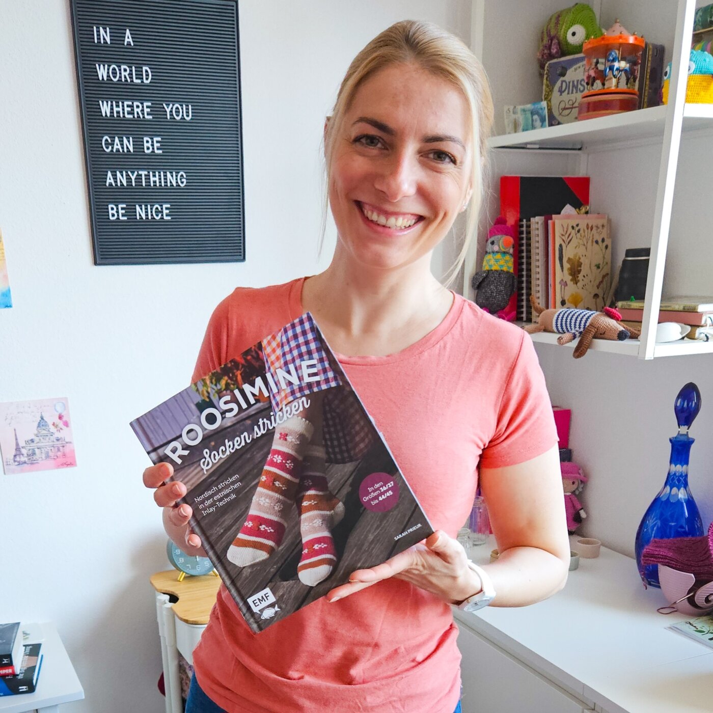 Sarah Prieur mit ihrem neuen Buch Roosimine Socken stricken