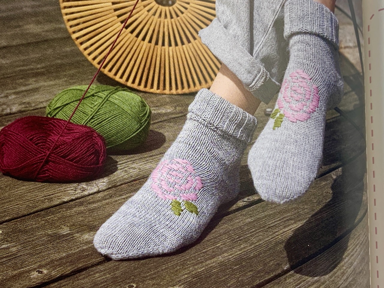 Pinja Socken aus dem Buch Roosimine Socken stricken