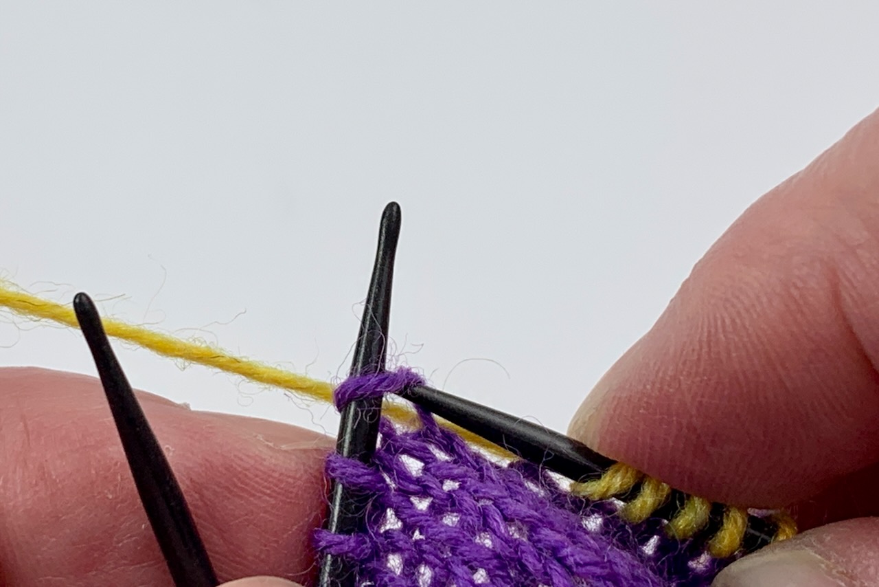 Lockerer stricken - Einstechen der Nadel mit Nadelspitze