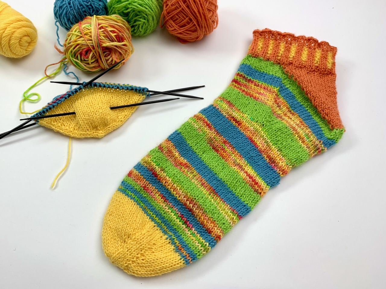 Bunt XenieSocks mit 5 verschiedenen Sockenwollresten.