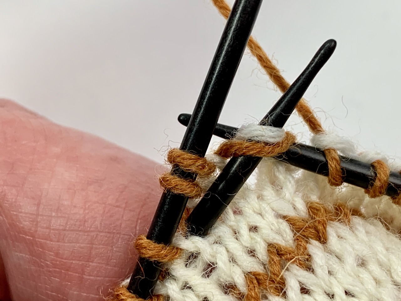 Um Streifen ohne Treppchenbildung zu arbeiten wird der Umschlag mit der letzten Masche zusammengestrickt.