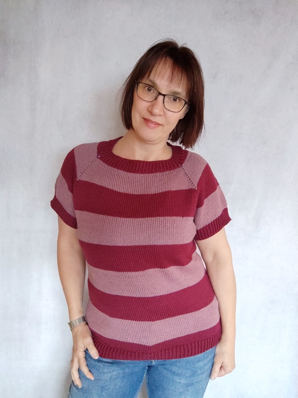 Shirt Hibiskus - Modell mit markanten Blockstreifen aus dem Buch "Aus 1 mach viele"
