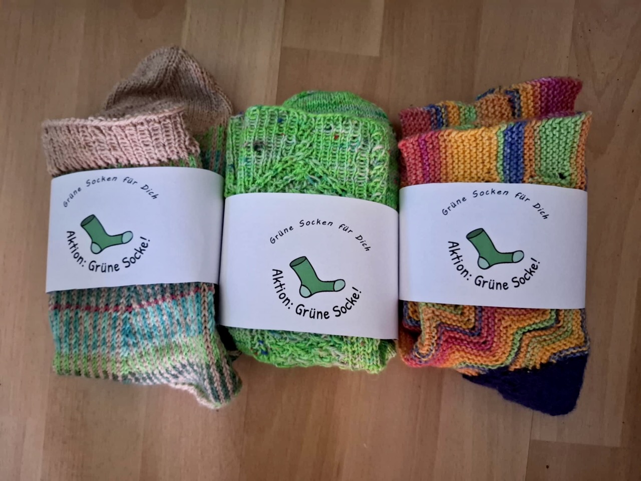 die Socken für die Aktion Grüne Socke werden mit Banderolen versehen.