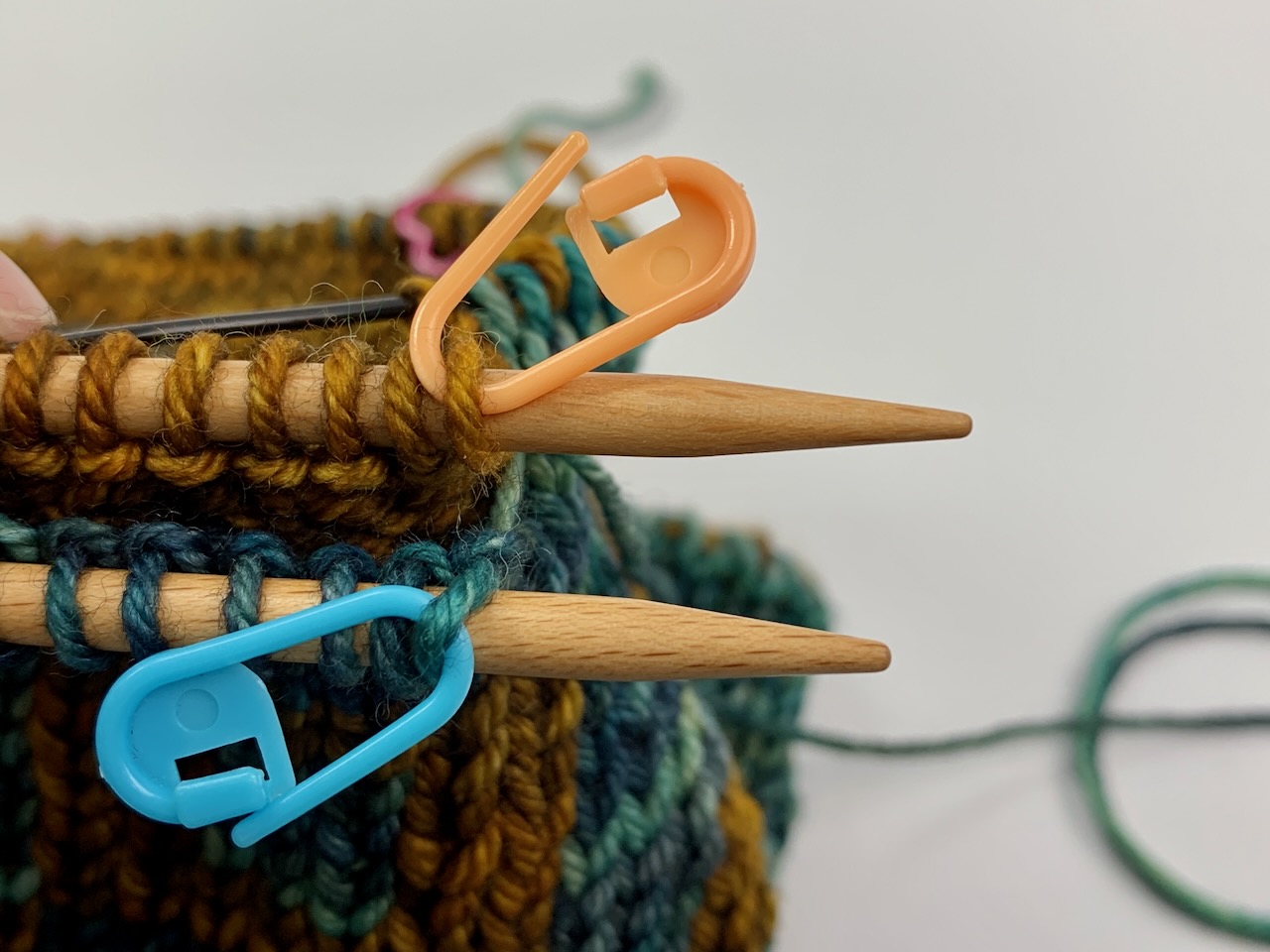 Für das Arbeiten in der Runde muss beim italienischen Abketten bei der Doppelstricktechnik eine Vorbereitung getroffen werden, damit zum Schluss die Runde perfekt geschlossen wird.