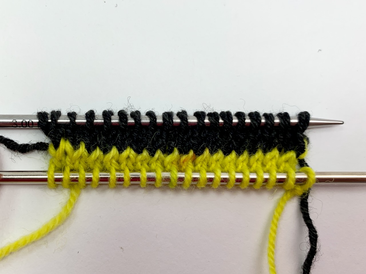Nach dem Auflösen der prov. Maschenanschlags werden 3/4 Reihen/Runden in der zweiten Farbe gestrickt.