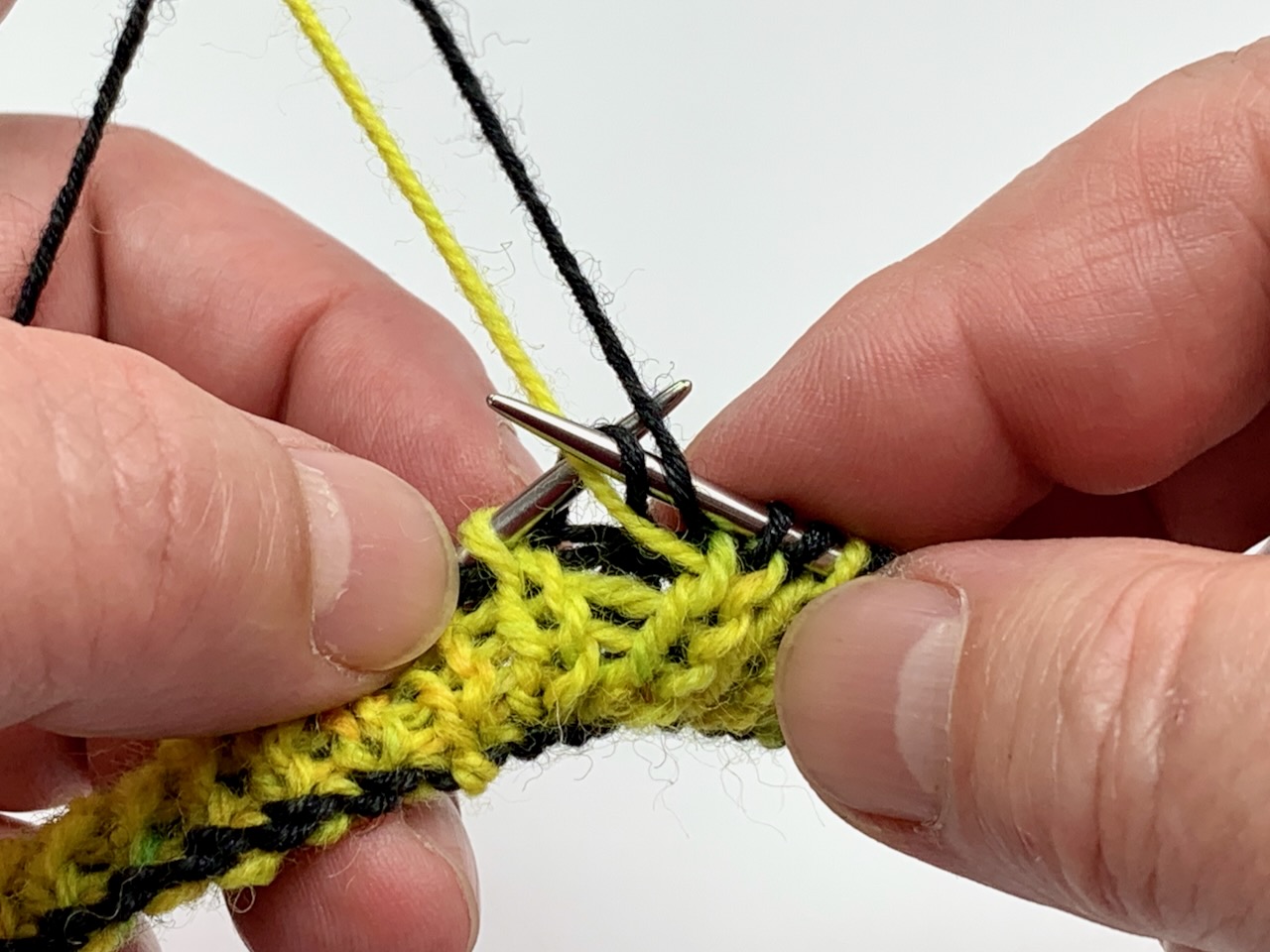 Farbwechsel - Linke Maschen beim Doubleface Stricken.
