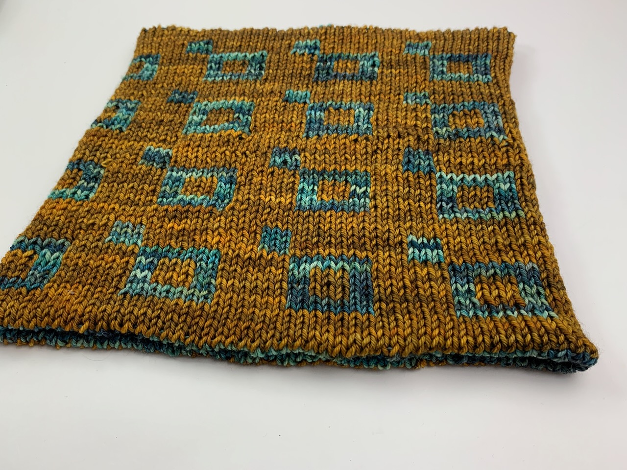 Die zweite Seite des Doppelstrick-Loop Square Drop
