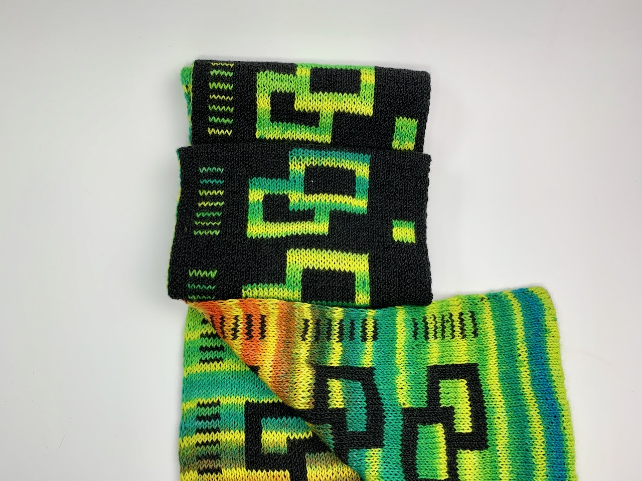 Schal Interlace in Doppelstricktechnik - So entsteht der Eindruck, gleich zwei Schals in einem zu haben.