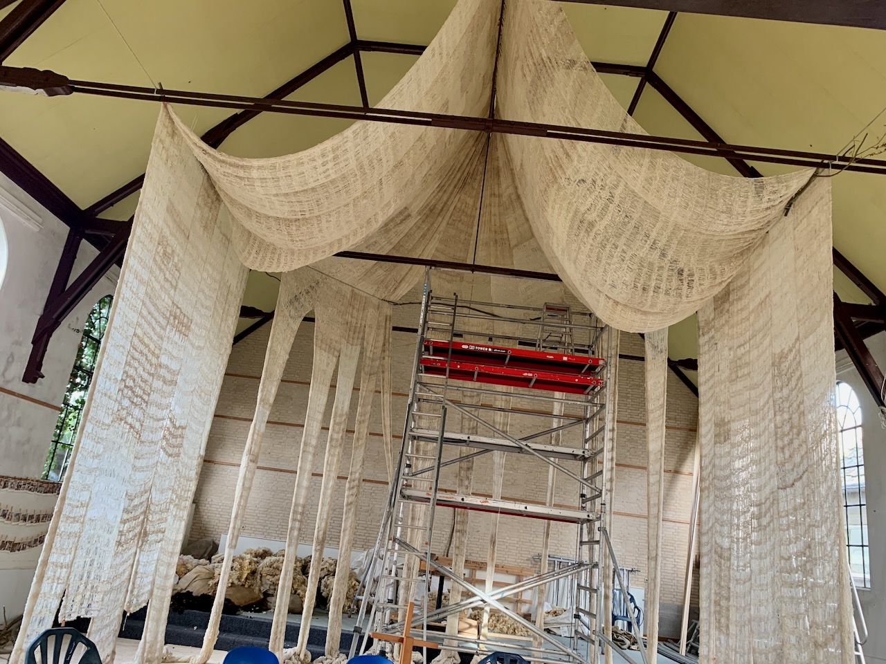 Eine Kathedrale aus Wolle - Man kann schon erkennen, wie das Kunstwerk aussehen wird.