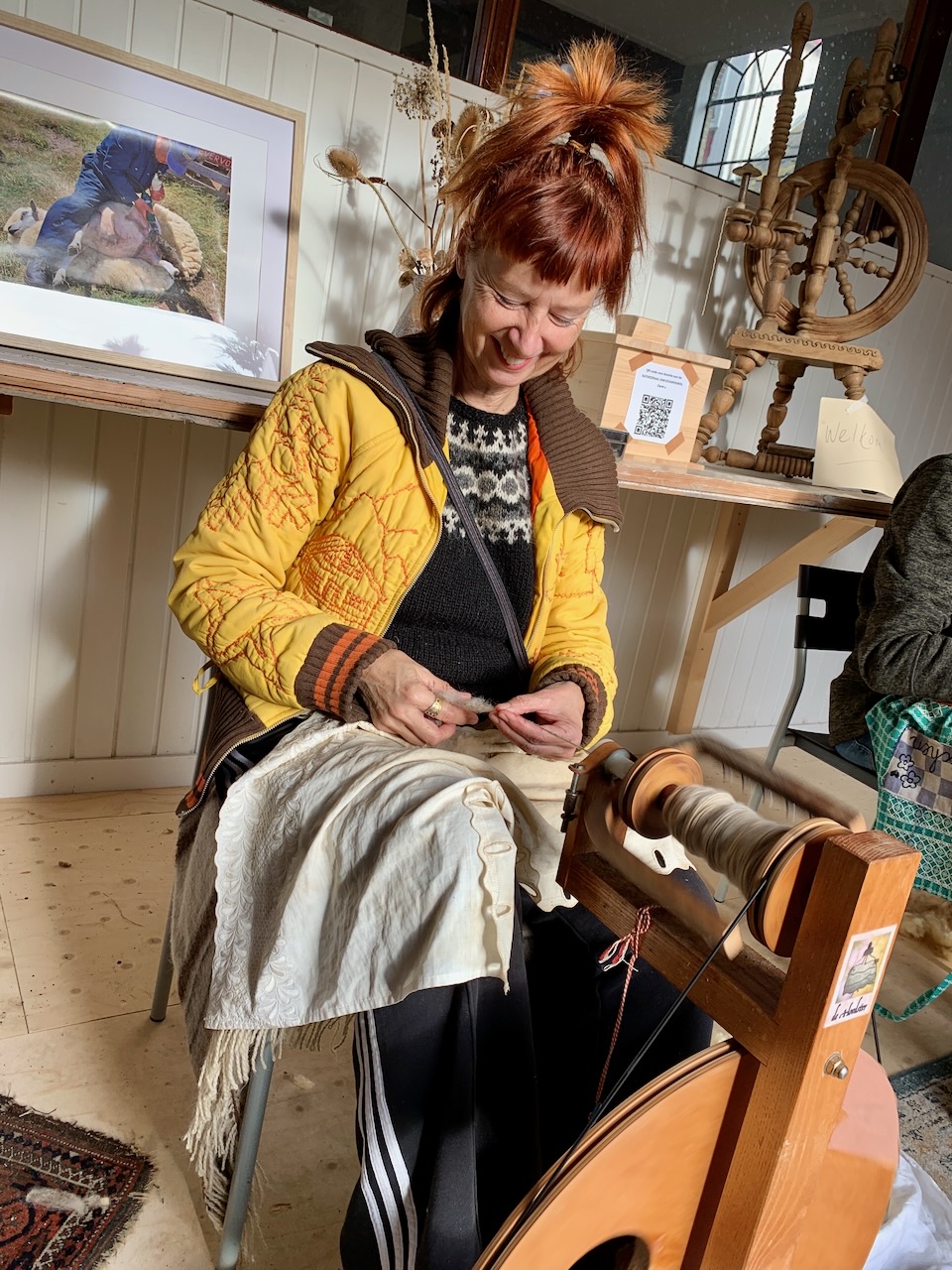 Erika Voortman beim Spinnen.